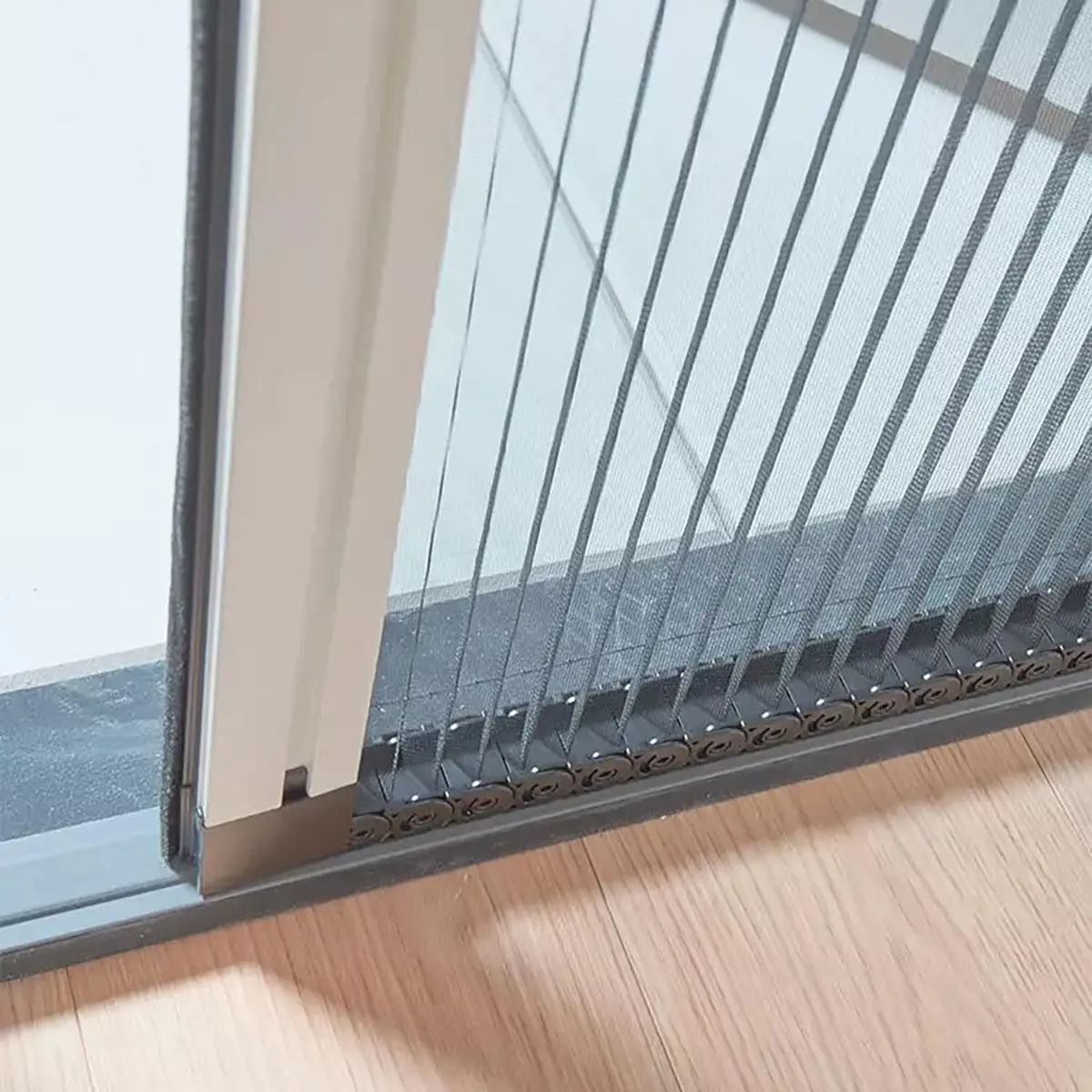 Sabiha Gökçen'e bakan ofiste stor sineklik